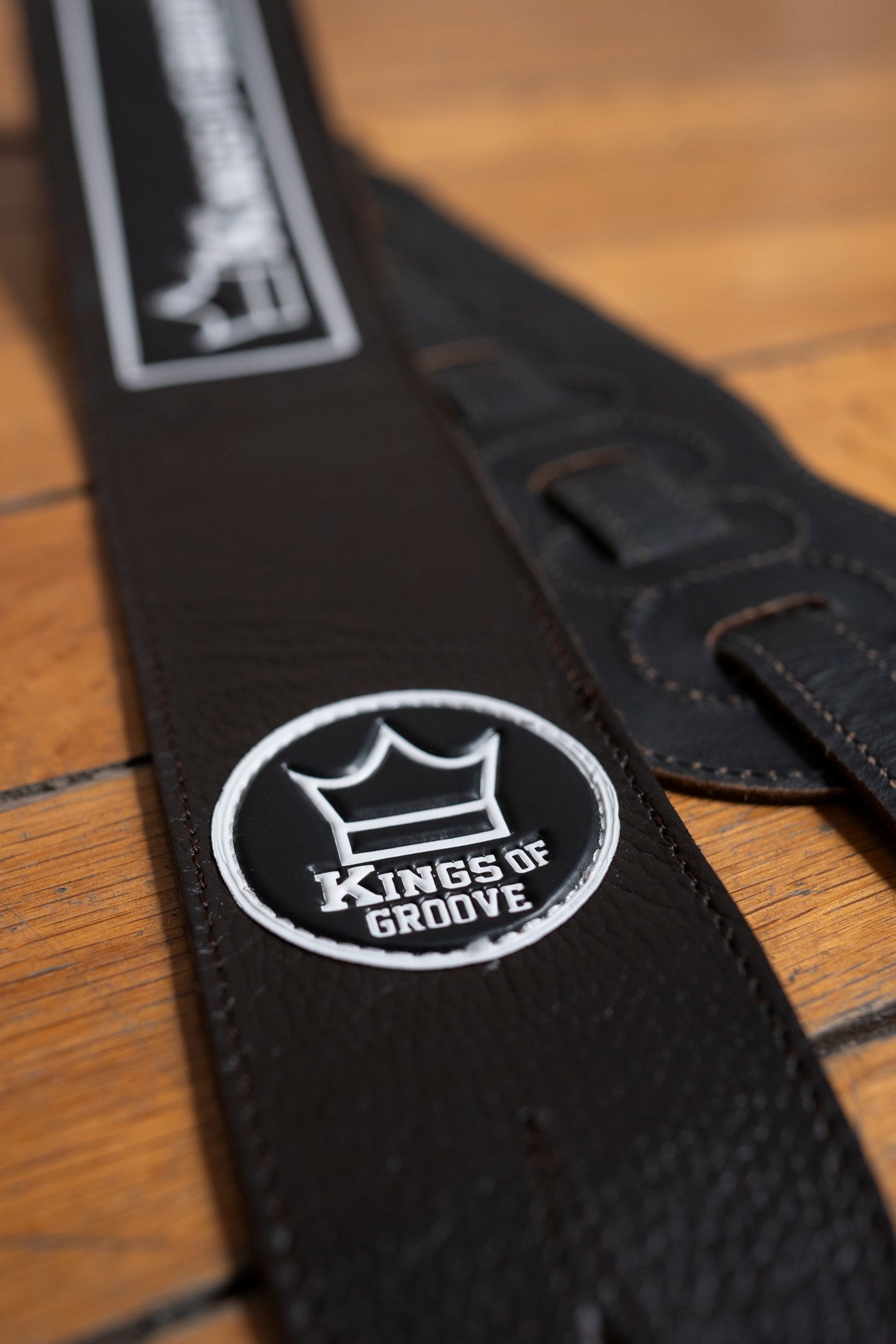 Strap Clasico cafe logo negro