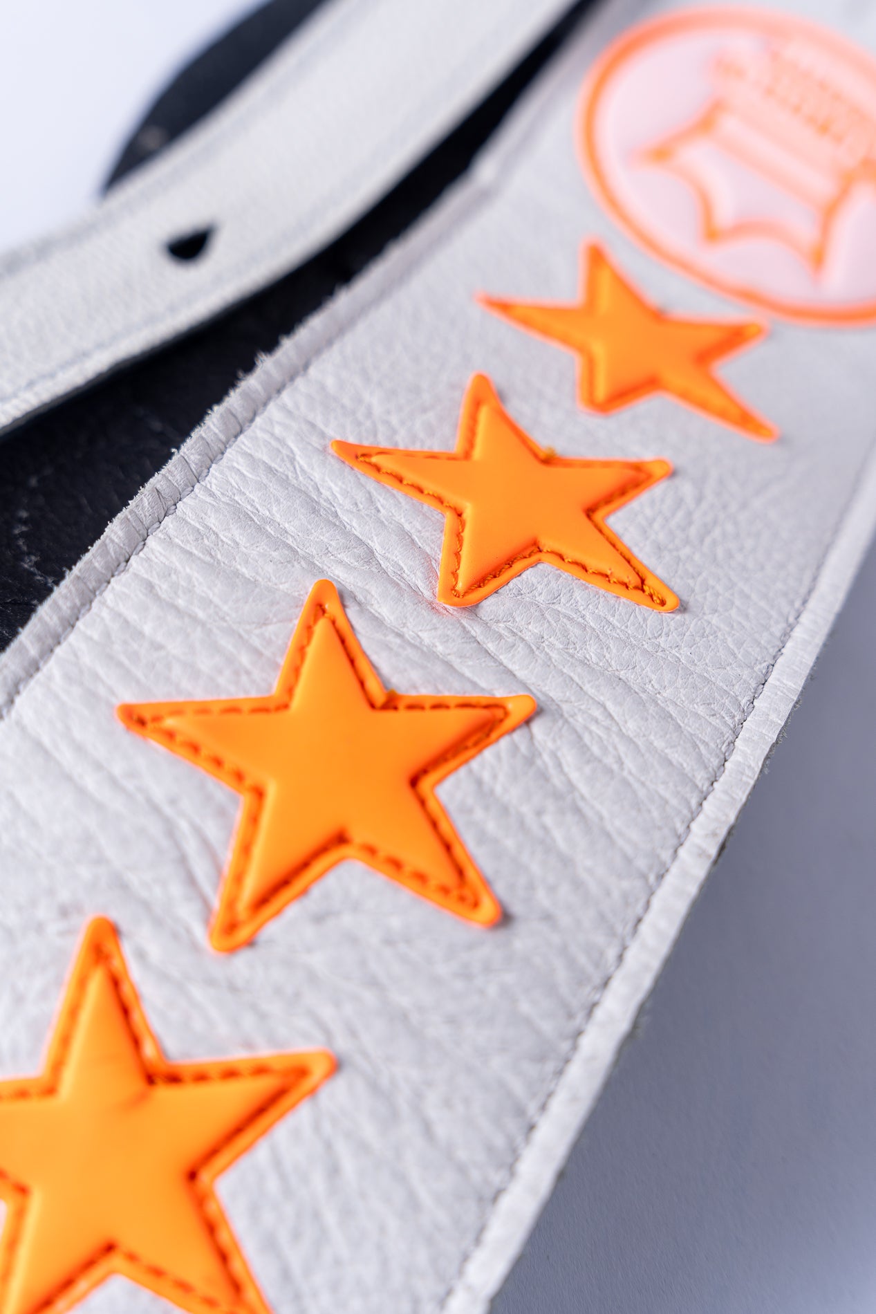 Strap Blanco estrellas naranjas edicion limitada