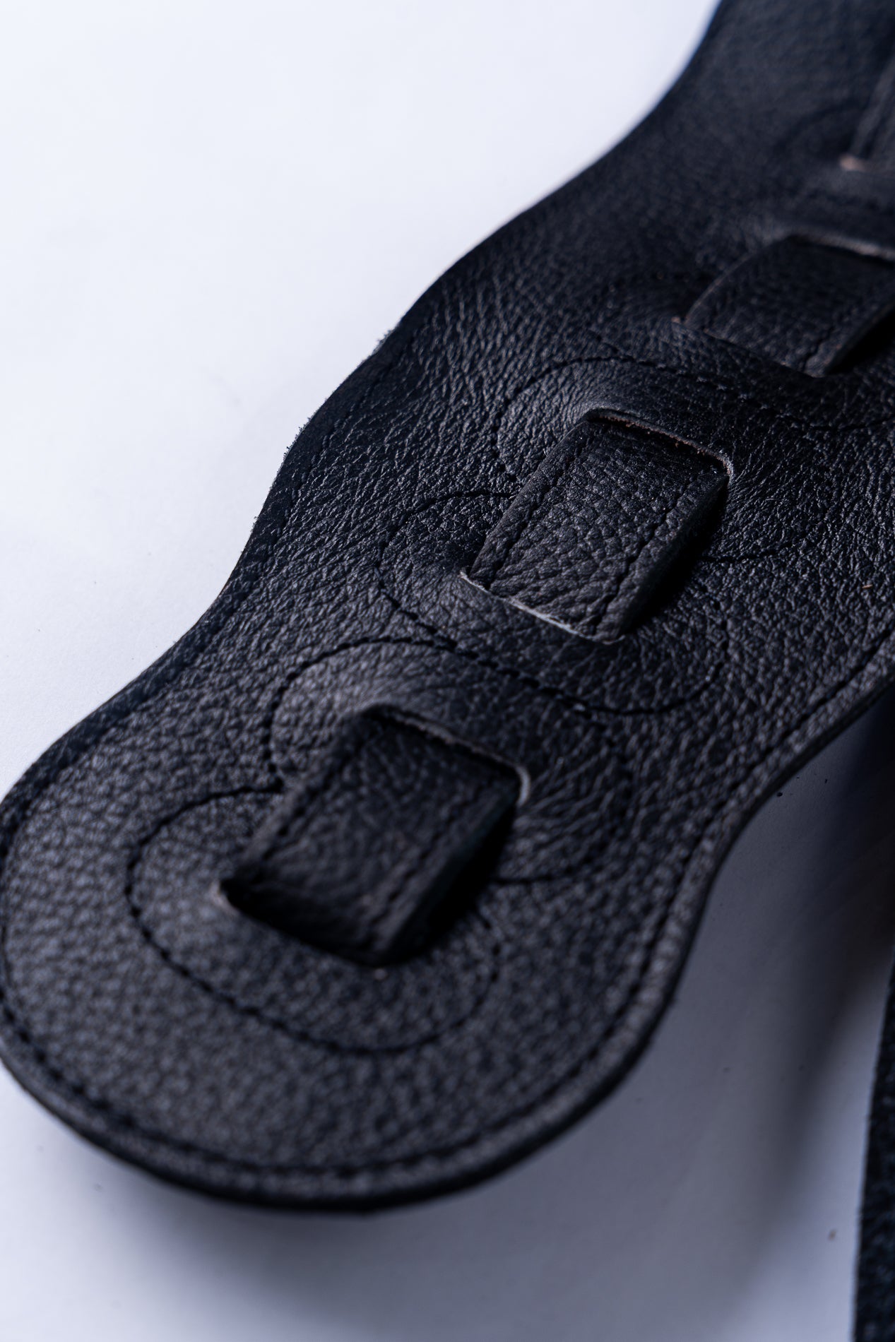 Strap naipes piel negra