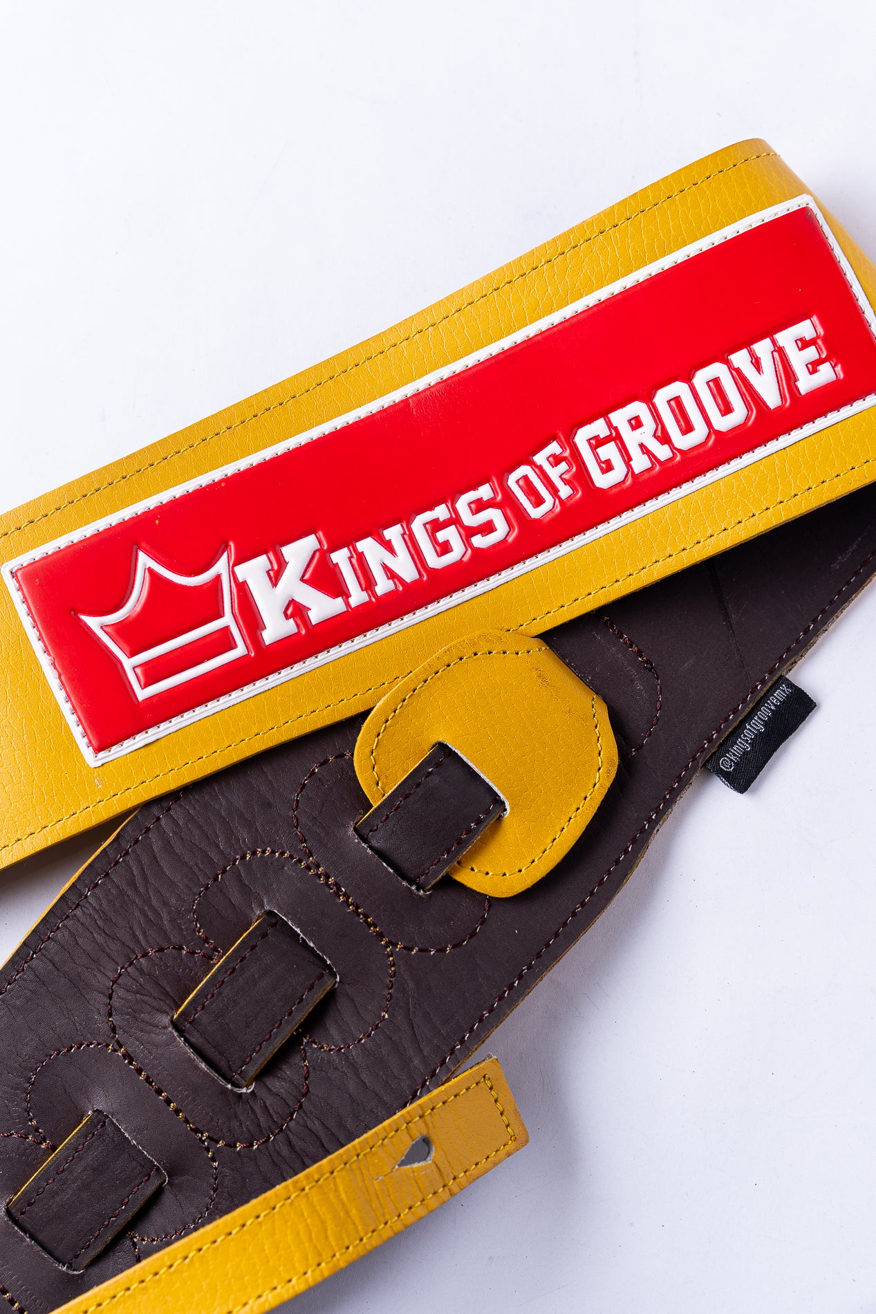 Strap Clasico color Amarillo logo Rojo